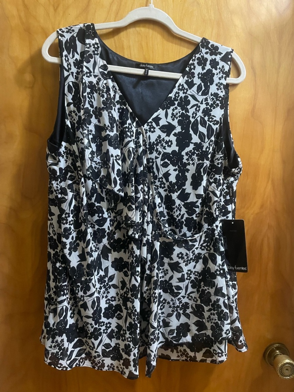 Daisy Fuentes Black & White Floral Draped V-Neck Sleeveless Wrap Top - Picture 10 of 10